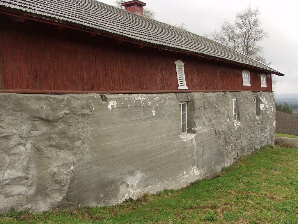 Bildet over viser tidligere reparasjoner med sementmørtel. Foto: Einar Engen/Domkirkeodden