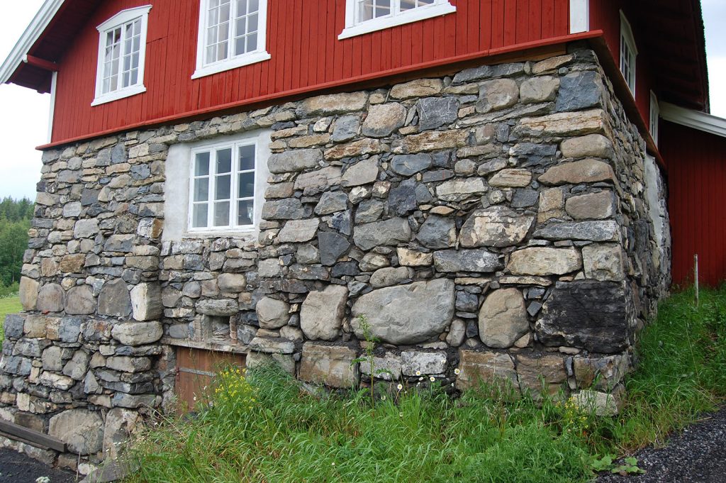 Fjøsmuren etter istandsetting. (Foto: Kulturminnefondet)