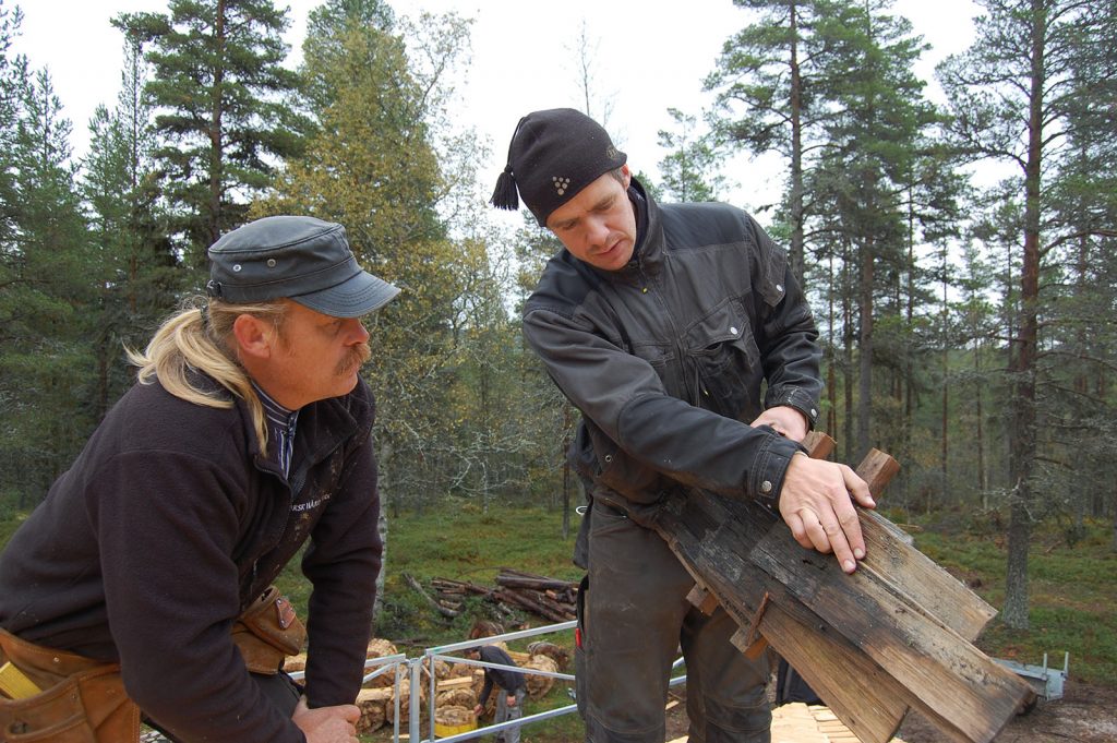 Håndverkerne Henning Olstad (til venstre) og Henning Søndmør .
