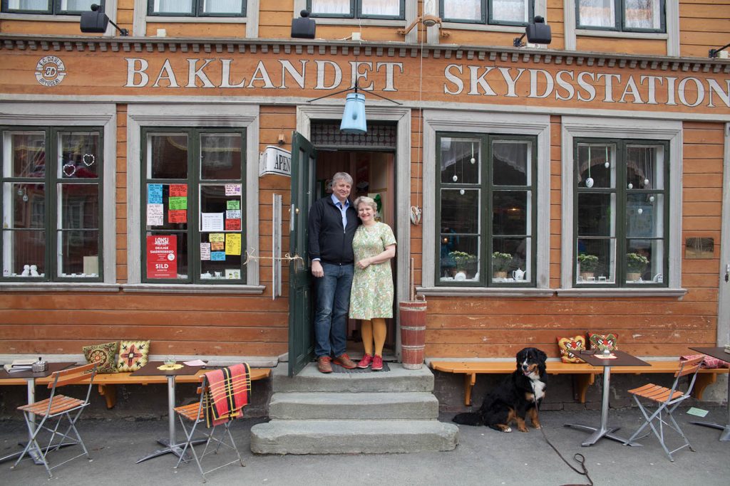 Olaf Holmen og Gurli Riis Holmen på Baklandet Skydsstation. Foto: Linda Cathrine Herud/Kulturminnefondet