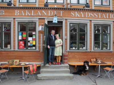 Olaf Holmen og Gurli Riis Holmen på Baklandet Skydsstation. Foto: Linda Cathrine Herud/Kulturminnefondet