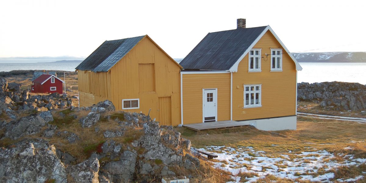 Bergly ligger idyllisk til i det gamle fiskeværet Hamningberg på Varangerhalvøya i Finnmark. Her er fasaden til vest, med fjøset til venstre. (Foto: Kulturminnefondet/Einar Engen)