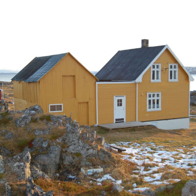 Bergly ligger idyllisk til i det gamle fiskeværet Hamningberg på Varangerhalvøya i Finnmark. Her er fasaden til vest, med fjøset til venstre. (Foto: Kulturminnefondet/Einar Engen)