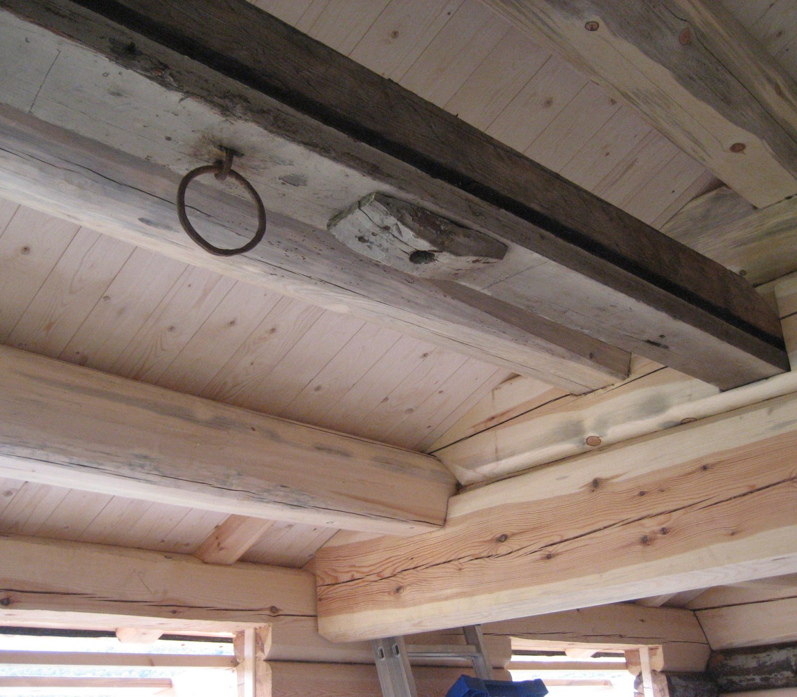 Detalj av istandsettingarbeidet på taket i Karstugu. (Foto: Magnus Nilssen Borgos/Kulturminnefondet