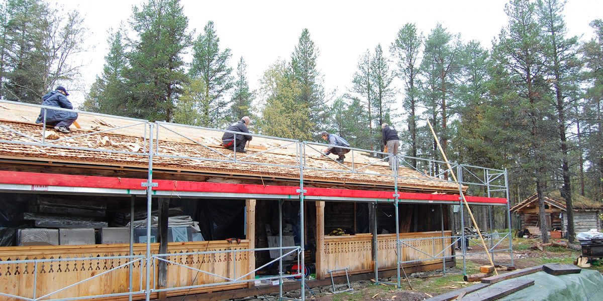 Mange mann i arbeid på taket under kurset i tekking. (Foto: Einar Engen, Kulturminnefondet)