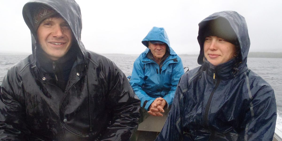 Fra Galten går turen med båt til Smithsætra i all slags vær. Arne Nieland til venstre, Jo Eggen i midten og Ingela Eckerman til høyre. (Foto: Henning Søndmør)