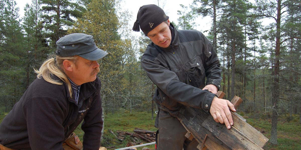 Håndverkerne Henning Olstad til venstre og Henning Søndmør vurderer rester av det gamle stikketaket. (Foto: Einar Engen, Kulturminnefondet)