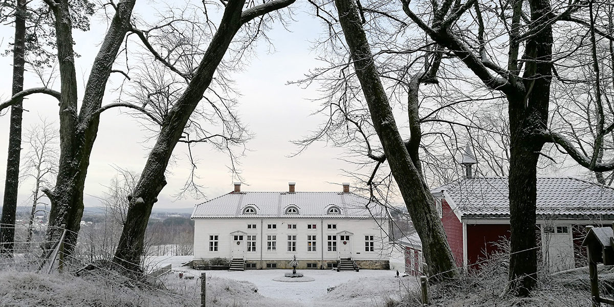 Det er ikke vanskelig å se at lystgården en gang har tilhørt fiffen. Med skogen tett inntil og utsikt over fjorden, har Anne Håbu og Tor Øvrebø funnet sitt paradis. (Foto: Anne Håbu)