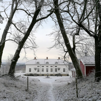 Det er ikke vanskelig å se at lystgården en gang har tilhørt fiffen. Med skogen tett inntil og utsikt over fjorden, har Anne Håbu og Tor Øvrebø funnet sitt paradis. (Foto: Anne Håbu)