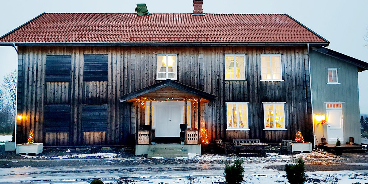 Etter mange timer med dugnadsinnsats og håndverkerhjelp, er det igjen lys i vinduene i hovedbygningen på Ringstad gård. (Foto: Svend Bøhler)