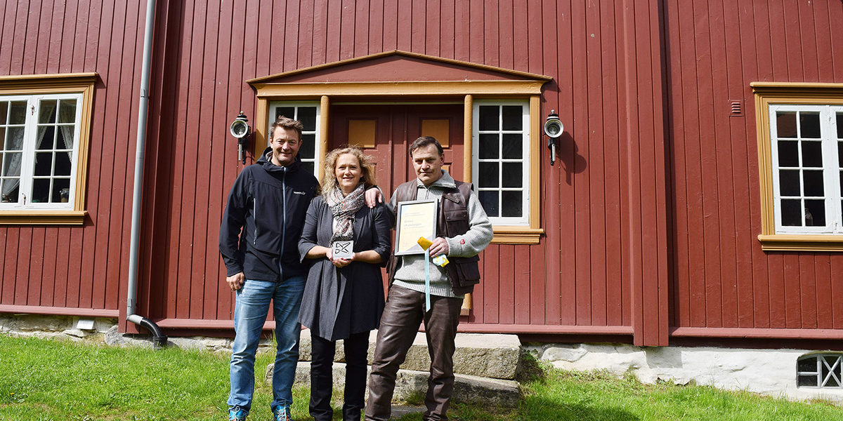 I 2017 mottok Per Idar og kona Kjersti Kulturminnefondets plakett for godt bevaringsarbeid. Det var direktør Simen Bjørgen som delte ut utmerkelsen. (Foto: Einar Engen/Kulturminnefondet)