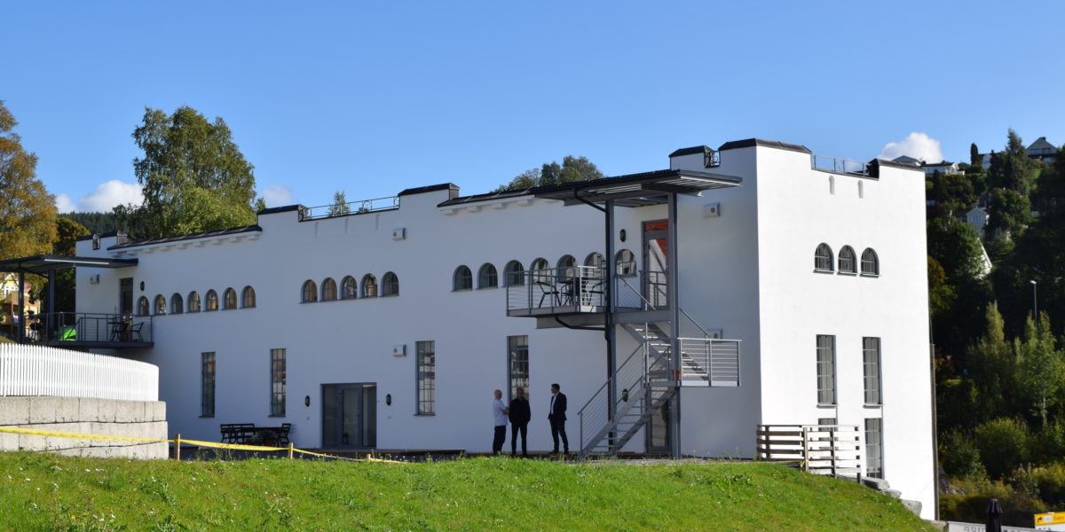 Kabelhusets opprinnelige farge er hvitt. Slik også etter rehabiliteringen av fasadene og påføring av to strøk med silikat-maling i 2017. (Foto: Einar Engen/Kulturminnefondet)