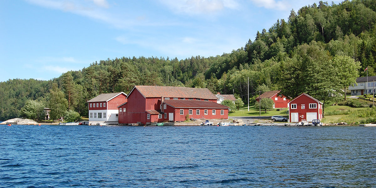 Båtbua til K. Christensen & Co ligger i et bygningsmiljø med flere andre bygninger. Her har eierne satt i stand bua slik at den framstår som lite endret med verksted, tegningsarkiv, fyringsanlegg og steamrenne. (Foto: Einar Engen/Kulturminnefondet)
