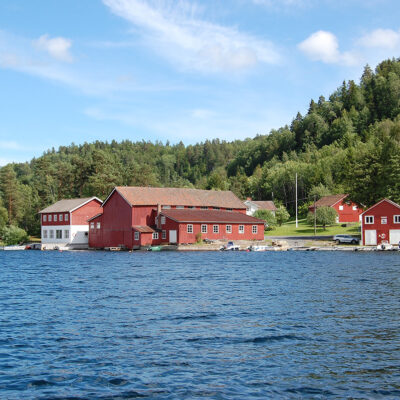 Båtbua til K. Christensen & Co ligger i et bygningsmiljø med flere andre bygninger. Her har eierne satt i stand bua slik at den framstår som lite endret med verksted, tegningsarkiv, fyringsanlegg og steamrenne. (Foto: Einar Engen/Kulturminnefondet)