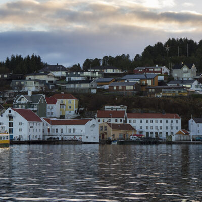 Bryggerekka ved sundbåtkaia på Innlandet er unik. Kulturlivet blomstret opp da bryggenes verdi ble gjenoppdaget. Toldboden (hvit) og Dødeladen (oker) ligger midt i kulturbeltet, med Kjønnøybrygga til venstre og Tahitibrygga til høyre. (Foto: Hans Ohrstrand)