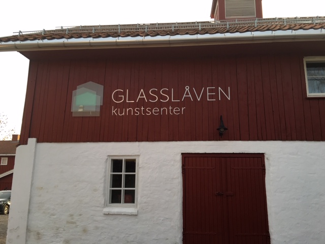 Glasslåven kunstsenter er nærmeste nabo til Granavolden Gjæstgiverei, der regjeringsforhandlingene har foregått. Kulturminnefondet har støttet dette prosjektet. (Foto: Simen Bjørgen/Kulturminnefondet)