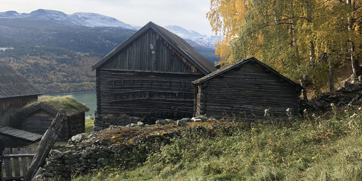 Grevrusten ligger i et bratt terreng i Vågå, midt i et nettverk av turstier i et flott kulturlandskap. (Foto: Simen Bjørgen/Kulturminnefondet)