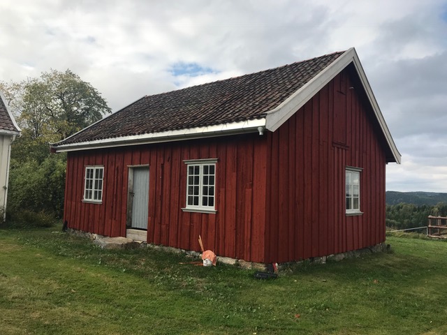 Bryggerhuset er malt og vinduene har kommet på plass igjen. (Foto: Rune Strønes)