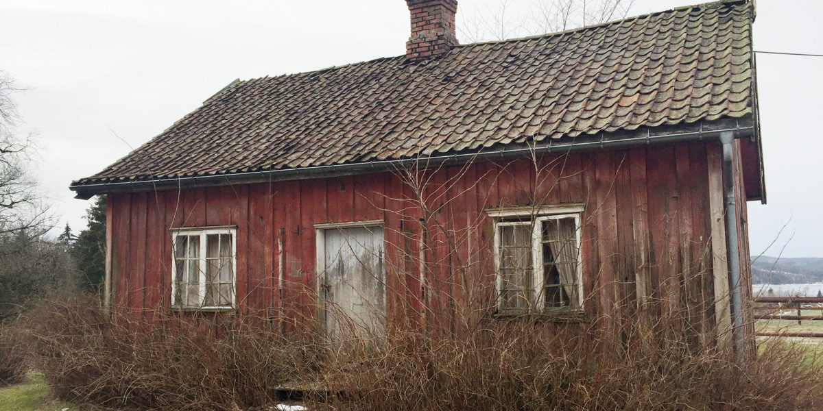 Bryggerhuset på Fagerås sto svært forfallent før eieren og Fortidsminneforeningen Indre Østfold tok tak i det. (Foto: Linda Herud/Kulturminnefondet)