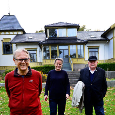 HOLDT PÅ I 28 ÅR: Stiftelsen Villa Møllebakkens formål er å eie, drive, forvalte og ta vare på den vakre nyrenessansevillaen fra 1890 på Haugar midt i Tønsberg. I år får stiftelsen pris for innsatsen de har lagt ned i villaen, gjennom mange år. Det er Stiftelsen Gamle Tønsberg som deler ut prisen.