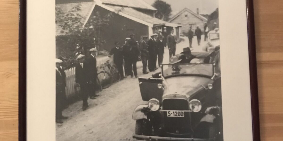 Låven har tidligere også fungert som bensinstasjon. Her er bilde av Fritdjof Nansen, og bilen hans som gjør et stopp of en rast og påfyll.