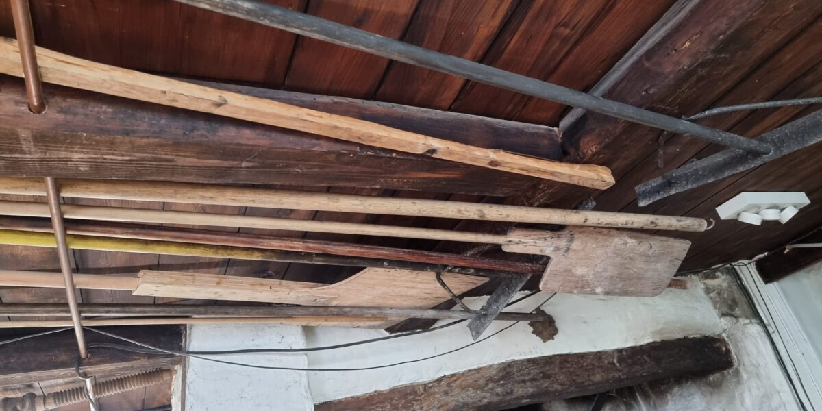 Lange og gode stekespader lagres i taket, viktige verktøy når ovnen er flere hundre grader varm. Foto: Ingveig Tveranger