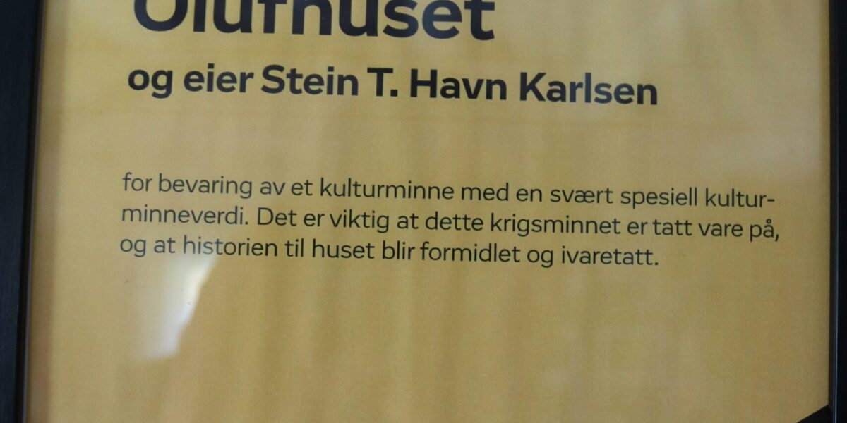 Diplom til Stein Havn Karlsen frå Kulturminnefondet for godt bevaringsarbeid. Foto: Kjell Nyhus