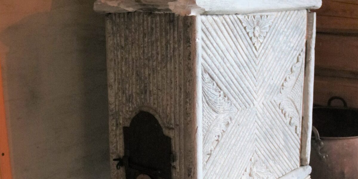 Til og med døra på denne gamle kleberomnen på brudeloftet er intakt. Foto: Kjell Nyhus