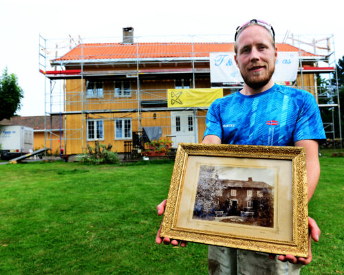 GÅRD MED HØY VERNEVERDI: Marius Leknes og Julie Nauf mottok 133.000 kroner, fra Kulturminnefondet, for å restaurere taket på det gamle våningshuset de bor i Slagendalen.