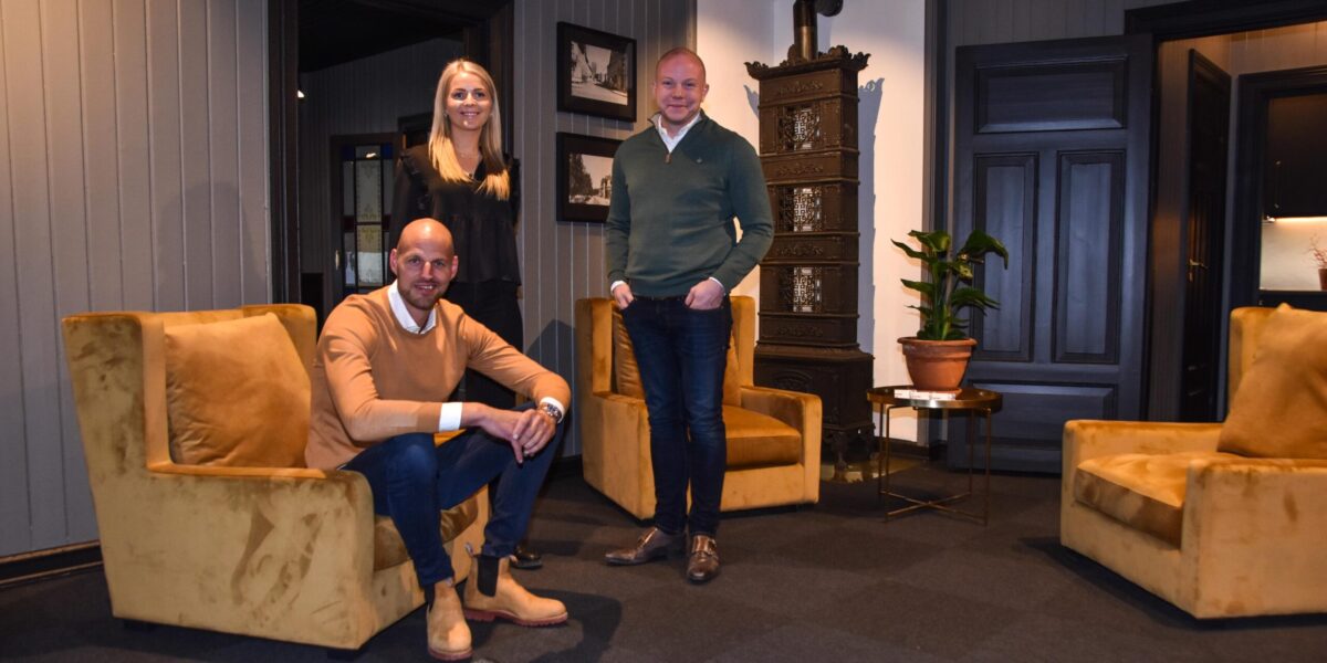 KUNDEMOTTAKET: Kristine Rustad, Alf Johan Rustad (sittende) og Bjørn Magnus Brynildsen i entreen som blir kundenes første møte med Lundgaard.