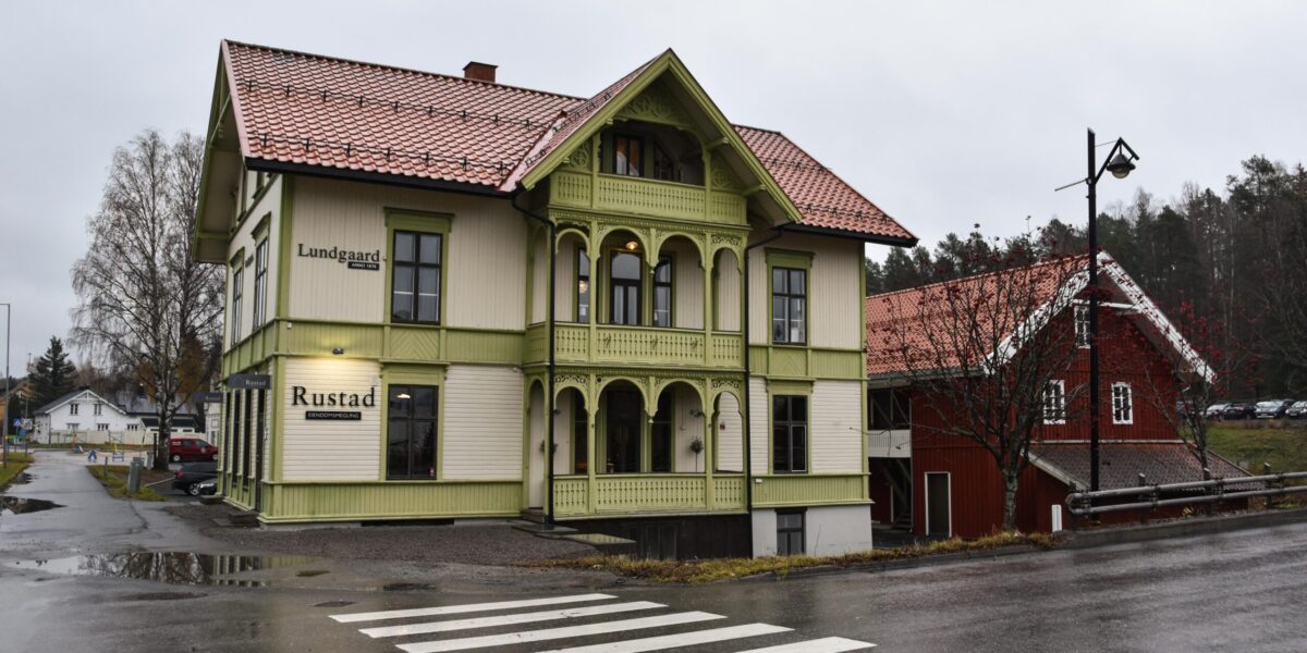 HISTORISK VERDI: Lundgaard overlevde bombingen av Leiret i 1940. Både låven og hovedbygget er nå satt i stand.