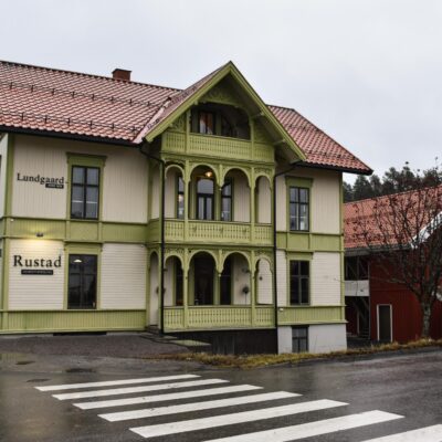 HISTORISK VERDI: Lundgaard overlevde bombingen av Leiret i 1940. Både låven og hovedbygget er nå satt i stand.