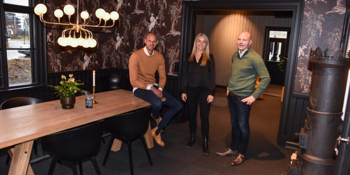 PÅ MØTEROMMET: Alf Johan Rustad (fra venstre), Kristine Rustad og Bjørn Magnus Brynildsen kan nå ta imot flere kunder på en gang.