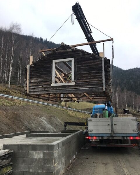 Tømmerkassa ble satt opp på ny grunnmur. Foto: Ole Tvete Muriteigen (fra rapport)