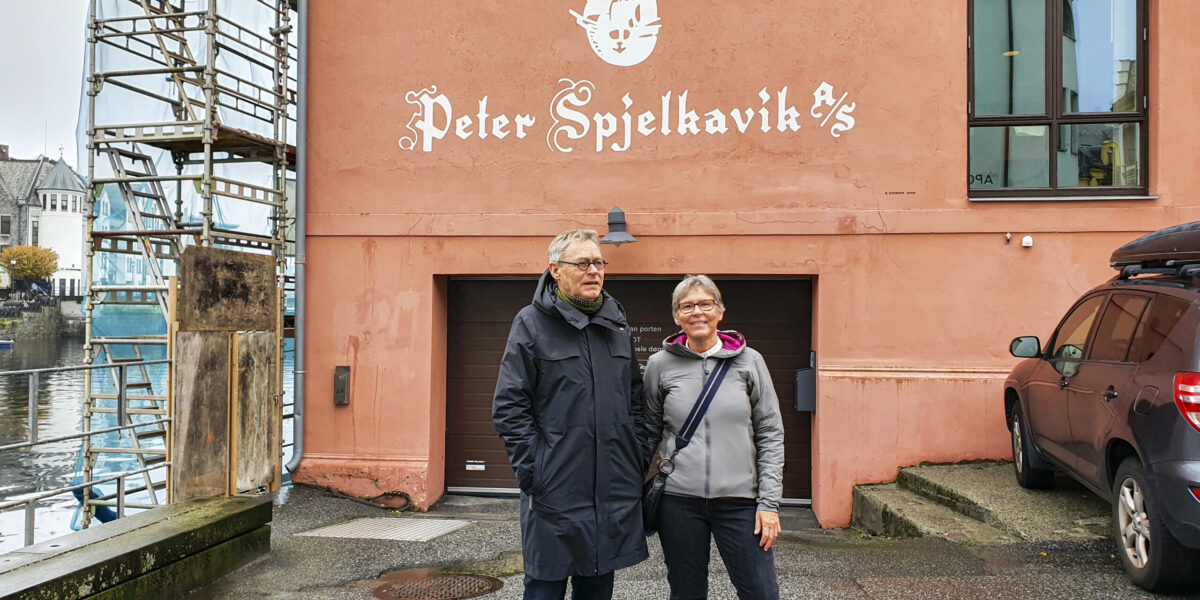 Logoen følger fortsatt Spjelkavikbua. Kjell Oscar Pettersen og Kari Asker bor og arbeider i bygget. Foto: Monica Hägglund Langen/Kulturminnefondet