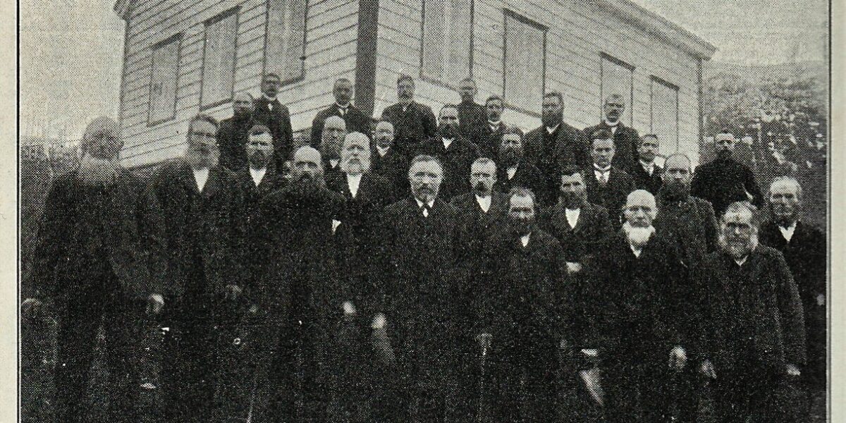 Breim Heradsstyre samla utanfor Breim Heradshus i 1914. Frå J. Aaland: Gloppen og Breim, kommunesoga 1838 – 1937.