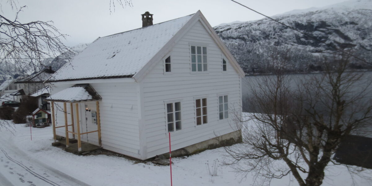 Slik ser huset ut frå nordaust i februar 2022. Foto: S. Fitje.