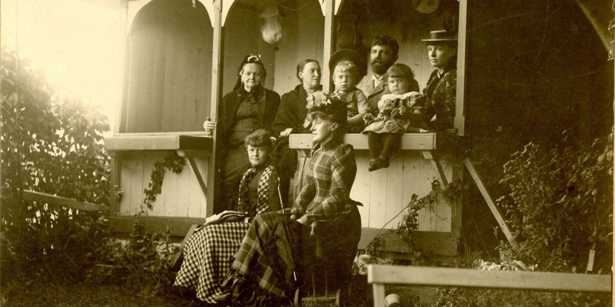 Eldre familiefoto tatt i 1880-85. Privat foto