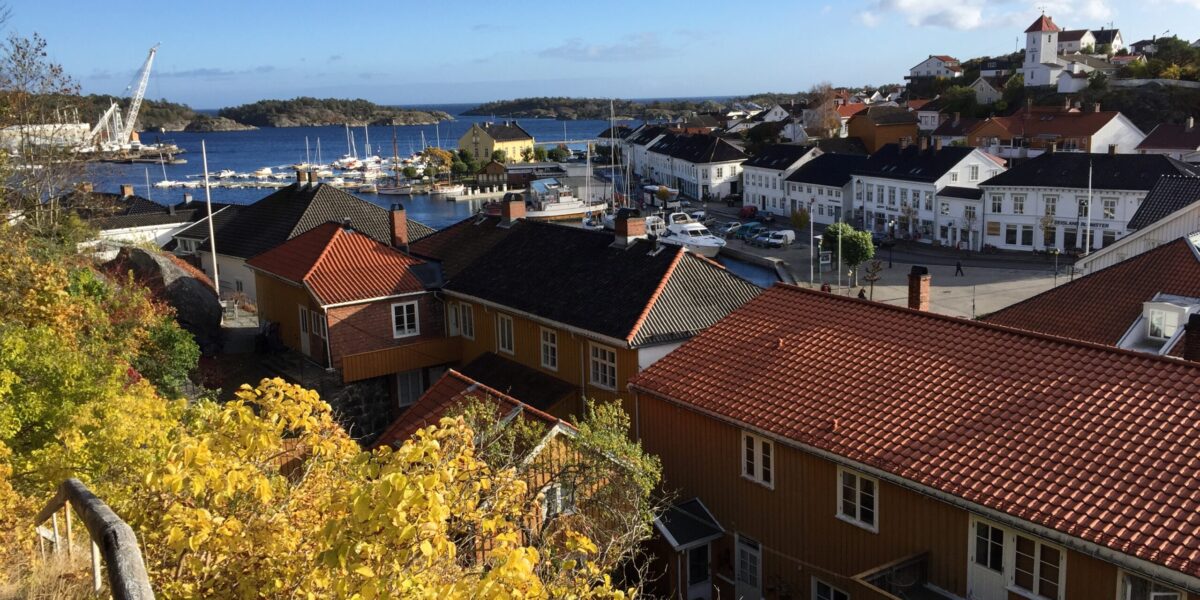 Utsikten fra lyshuset over indre havn og innseilingen til Risør.