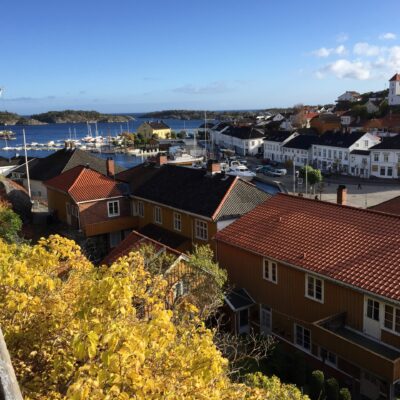 Utsikten fra lyshuset over indre havn og innseilingen til Risør.