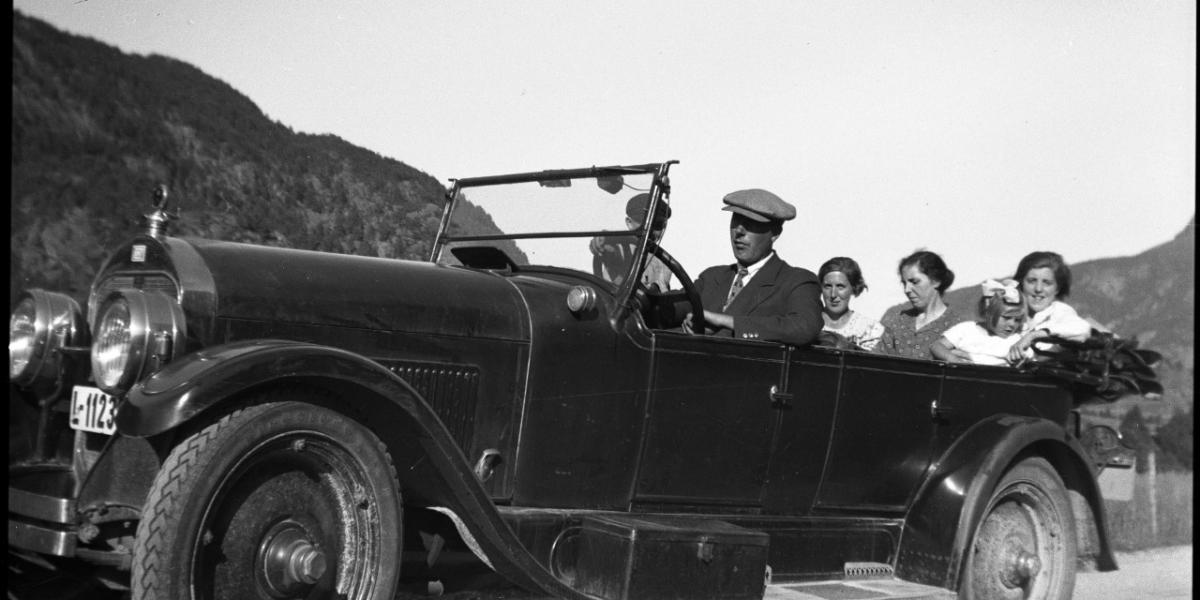 Terje Bråtveits bestefar Thomas Sand brukte Flinten som drosje, og er her på tur med passasjerer på 1930-tallet. Historisk foto