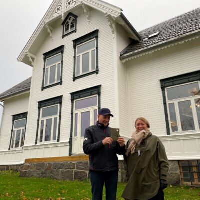 Karl Ove Larsen med nestleder i Kulturminnefondets styre, Hanne Kristin Jakhelln.