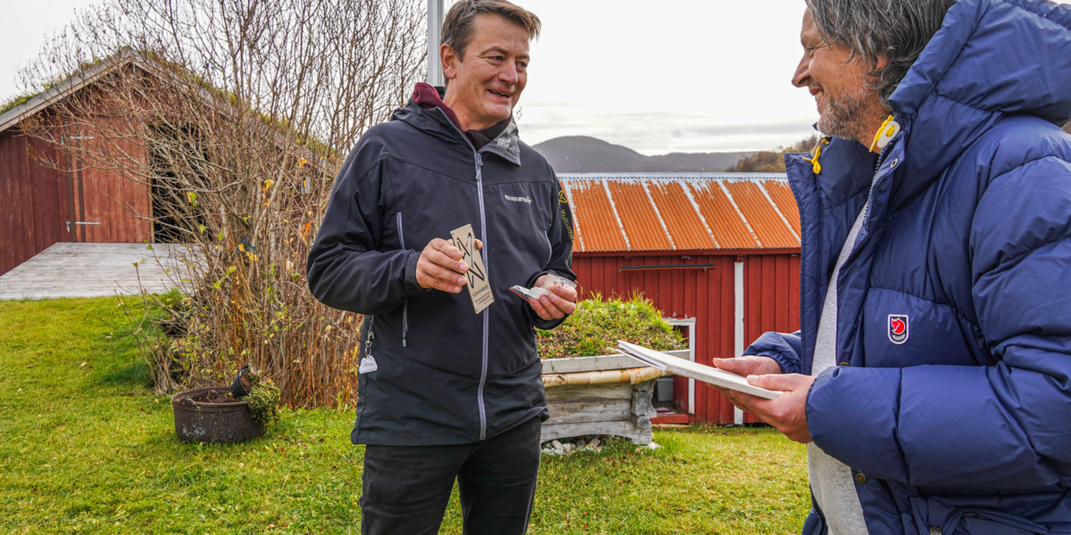 Tom Engen mottar Kulturminnefondets skilt for godt utført prosjektarbeid av direktør Simen Bjørgen. 
Foto: Jørgen Bakken/Kulturminnefondet