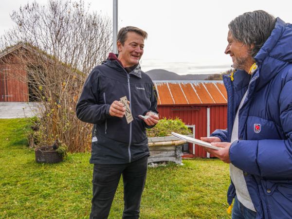 Tom Engen mottar Kulturminnefondets skilt for godt utført prosjektarbeid av direktør Simen Bjørgen. 
Foto: Jørgen Bakken/Kulturminnefondet