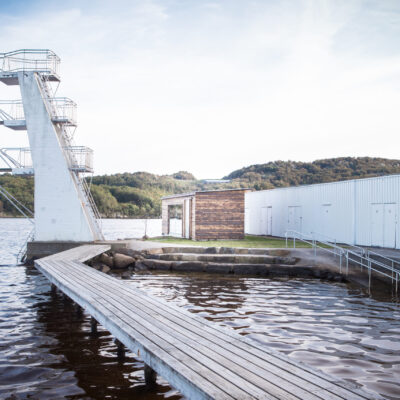 Badeanlegget med stupetårnet og den nye badstua til høyre. Foto: Anne Bråtveit