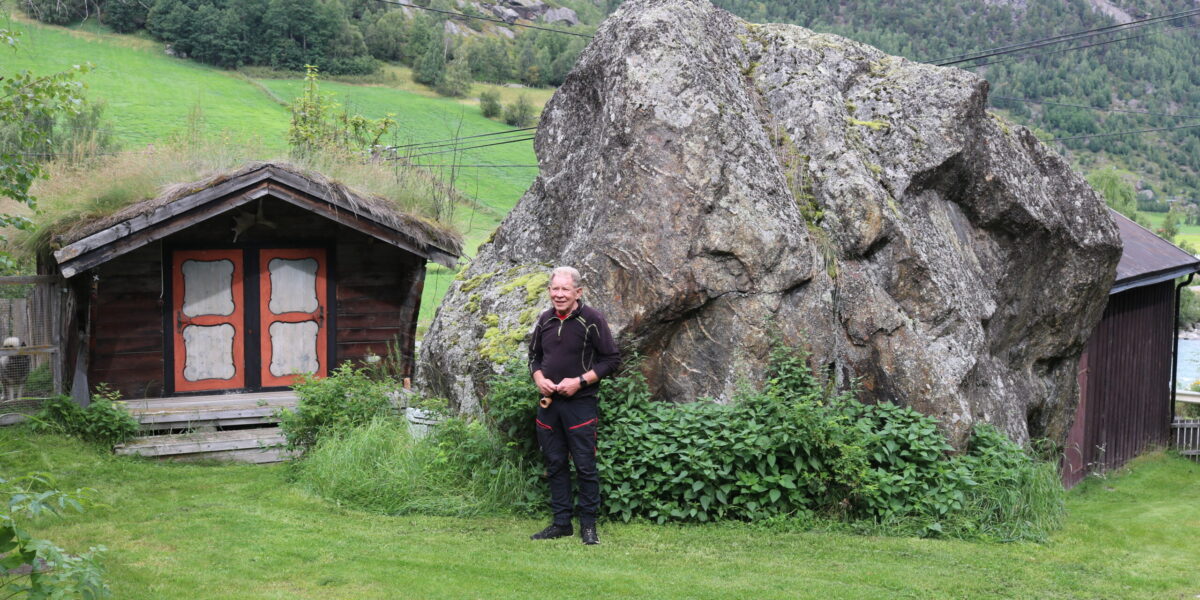 Den store steinen i tunet hjå Mads fortel om sterke naturkrefter i Bøverdalen.