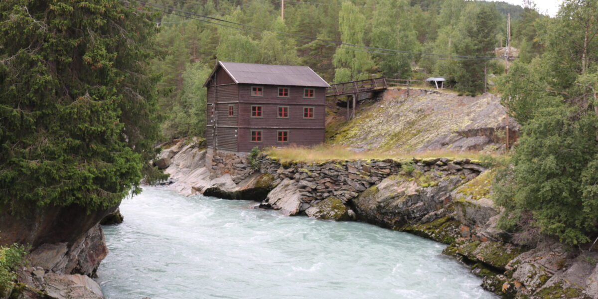 På andre sida av Bøvra står Galde Mølle og kraftstasjon.