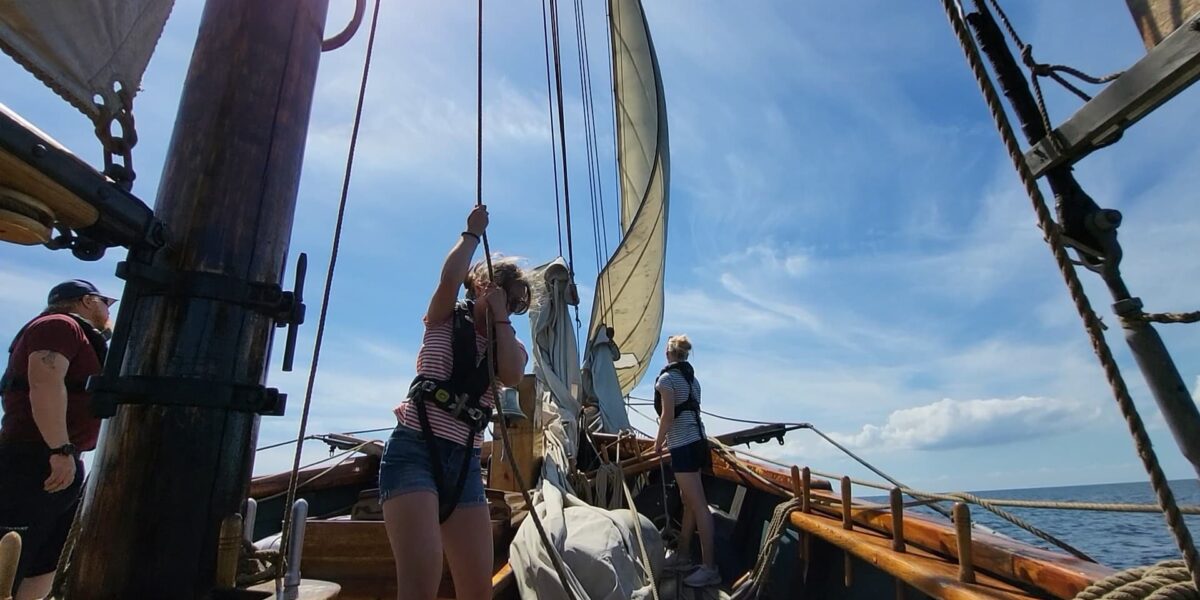 Om bord i Valentine får de unge lære sjømannskap, samarbeid og samhold. Og de får opplevelser utenom det vanlige.