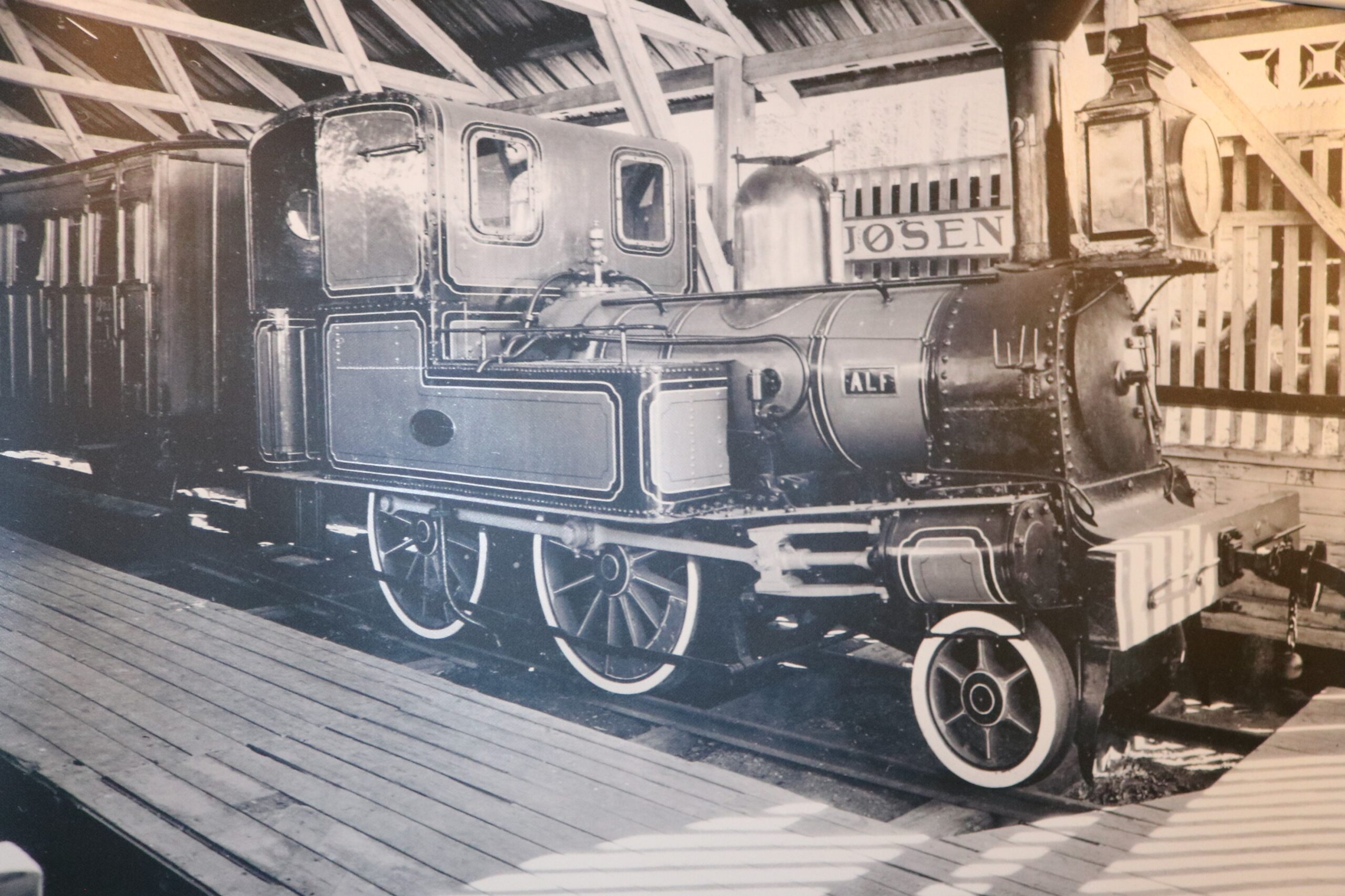 Svart hvitt foto av damplokomotiv.