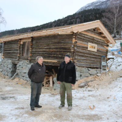 Det nyrenoverte tømmerhuset med to glade brør i Bøverdalen i Lom, Ola Sørhage (t.v.) og Torgeir Odd Sørhage

Foto: Kjell Nyhus